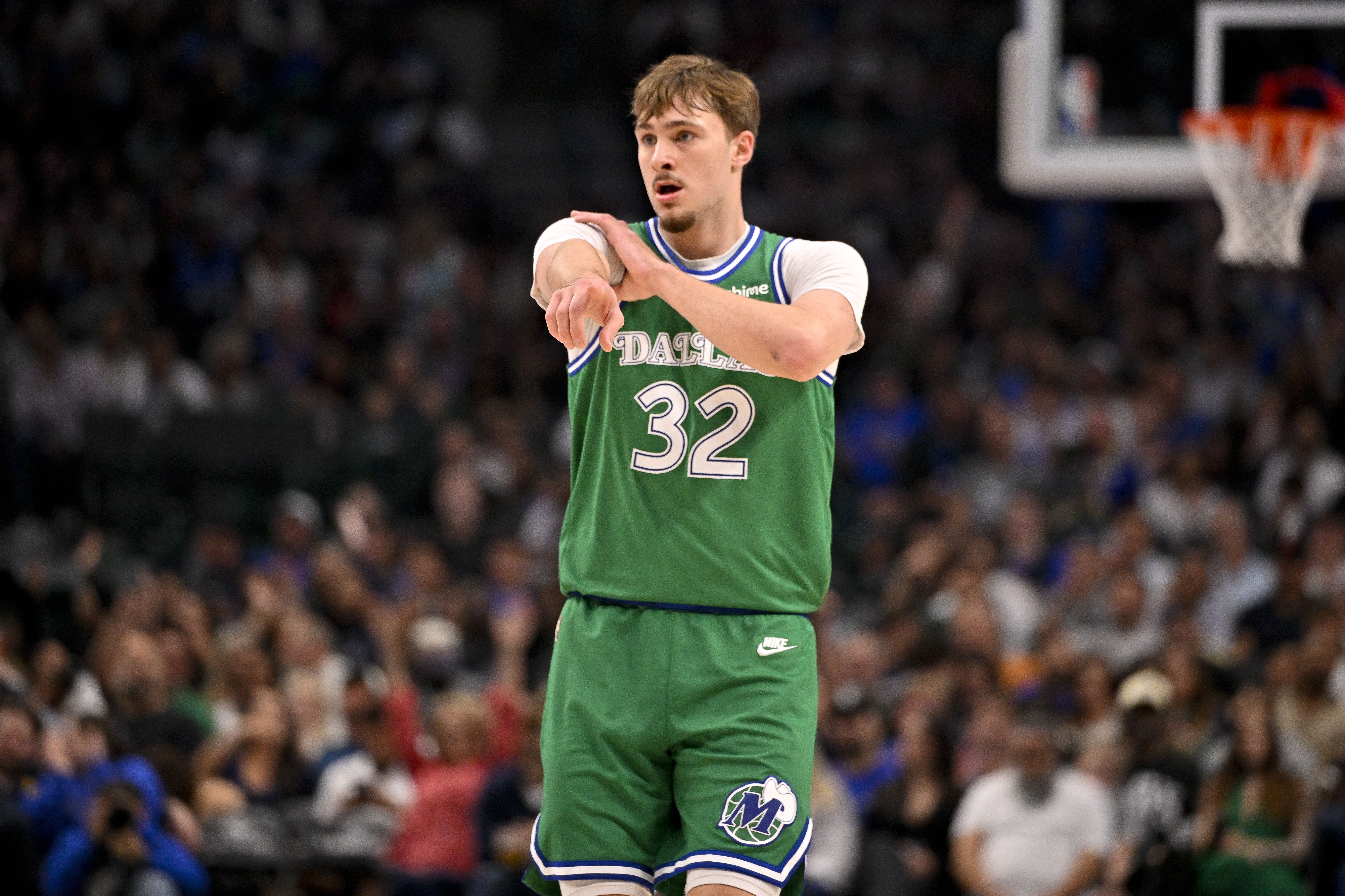 HTH华体会-稍有回落！弗拉格4月至今场均40.3分断层领跑 乔丹恩比德分列二三